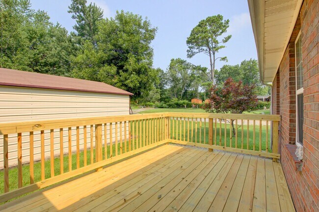 Building Photo - Updated 3bed 2 bath in St B with SEPARATE WORKSHOP around back.