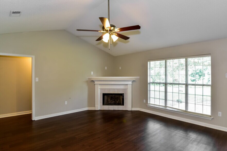 Building Photo - 7576 Delta Lakes Blvd