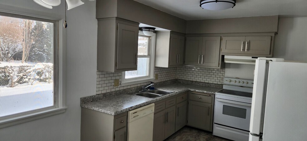 Building Photo - 2407 Roxbury Rd