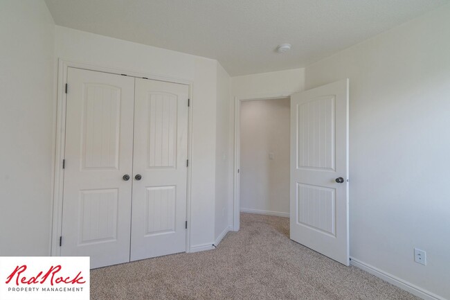 Building Photo - DOG-FRIENDLY 3 Bedroom Townhome with INTER...