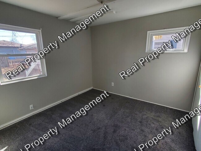 Building Photo - Updated Hessville 3 Bedroom Ranch