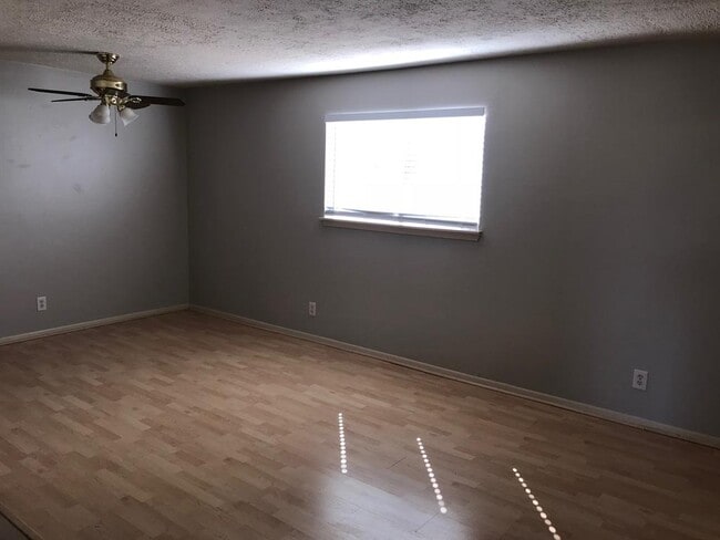 Building Photo - 107 E Willowick Ave