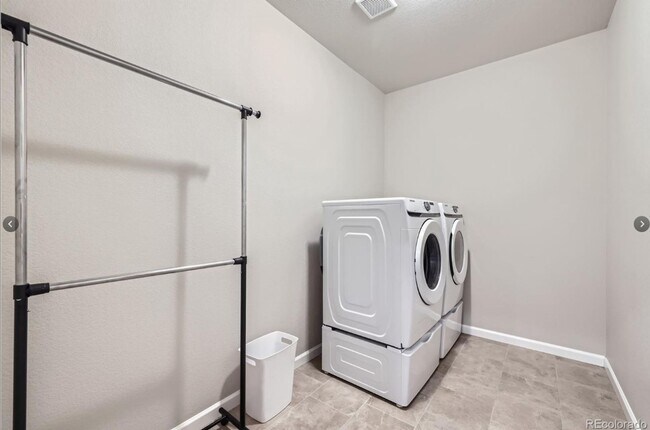 Building Photo - Long Realty & Property Management - Beauti...