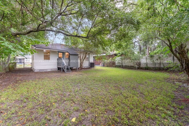 Building Photo - Charming Newly Renovated 2-Bedroom Home Ne...