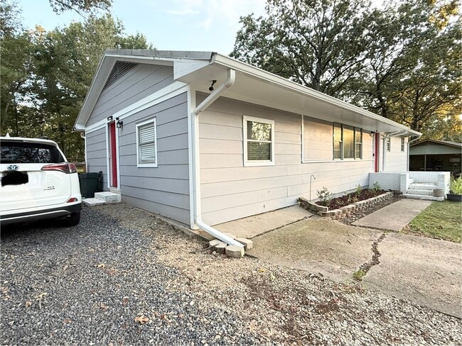 Building Photo - 3251 Crafton St