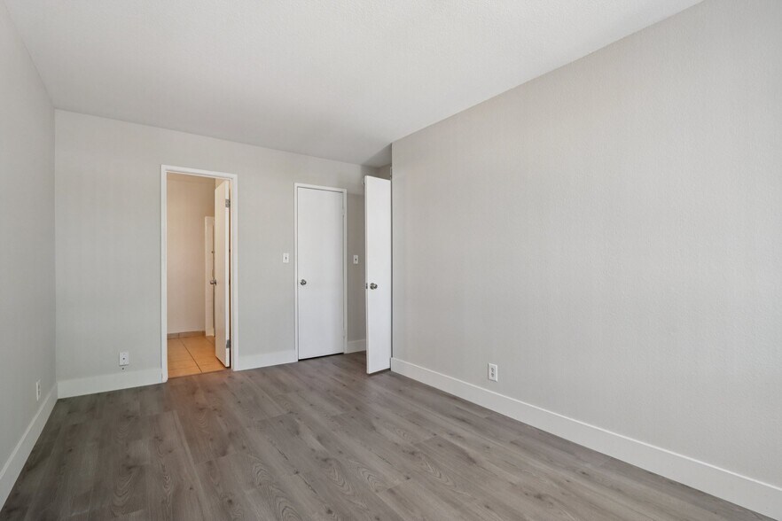 Building Photo - 421 N Kenneth Rd