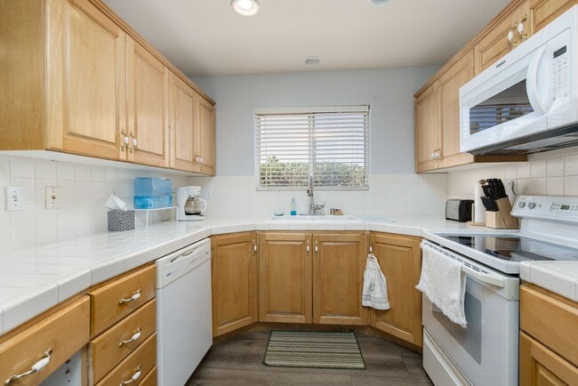 Building Photo - Scenic View Community two-story townhouse ...