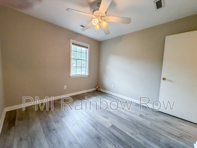 Building Photo - 425 Carriage Ln