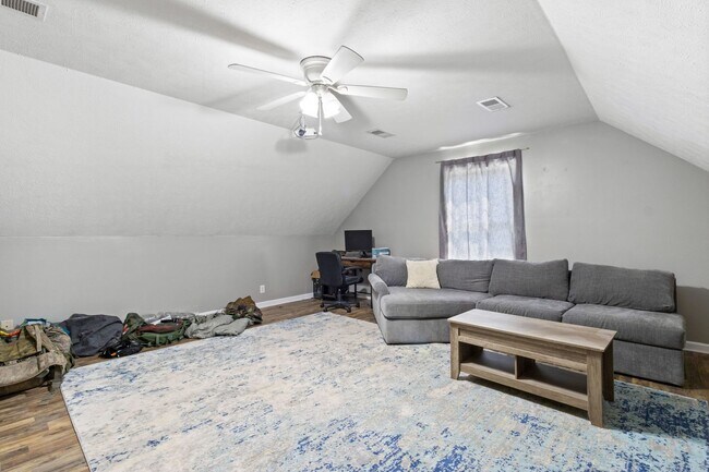 Building Photo - Beautiful Clarksville Home - Great Location!