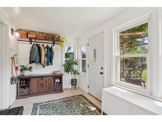 Building Photo - 209 8th Ave N