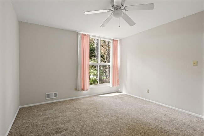 Building Photo - 705 Edgewater Trail