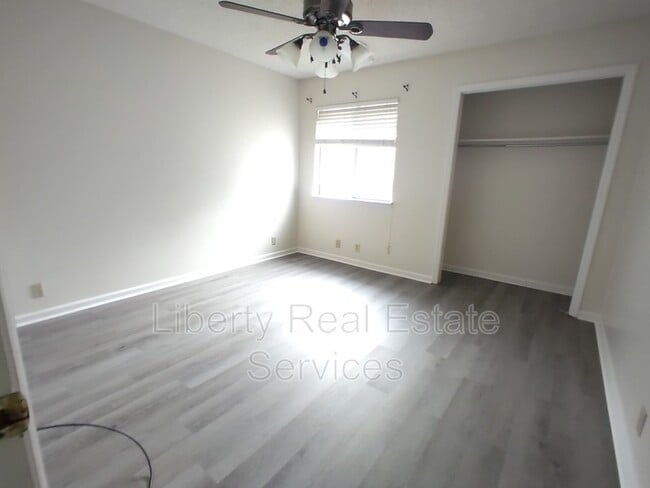 Building Photo - 910 Brett Dr