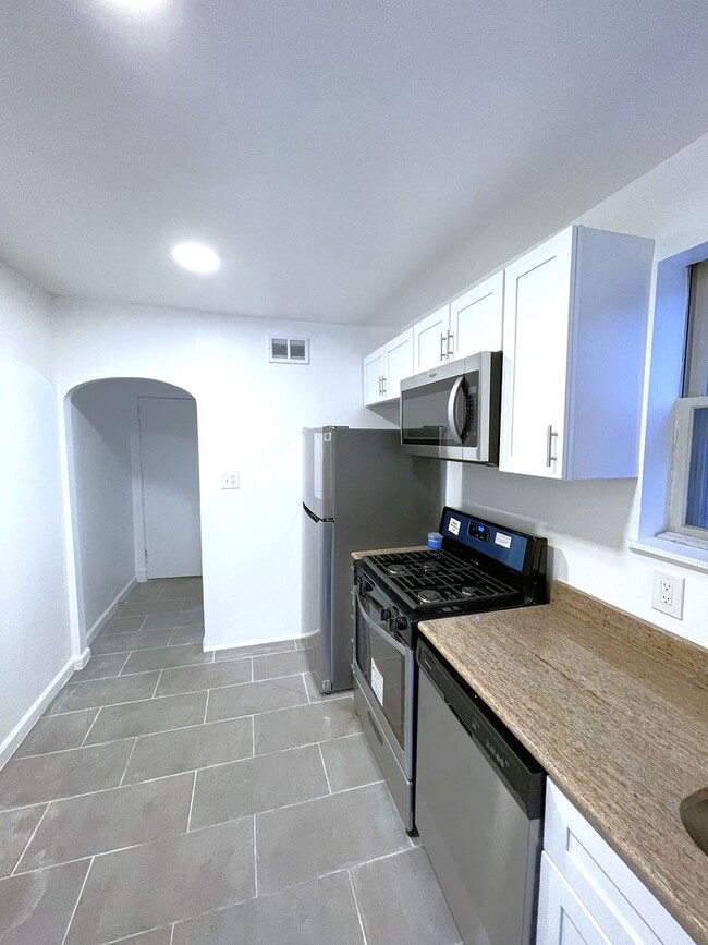 Primary Photo - Renovated 3 Bedroom -1 Bathroom Townhouse ...