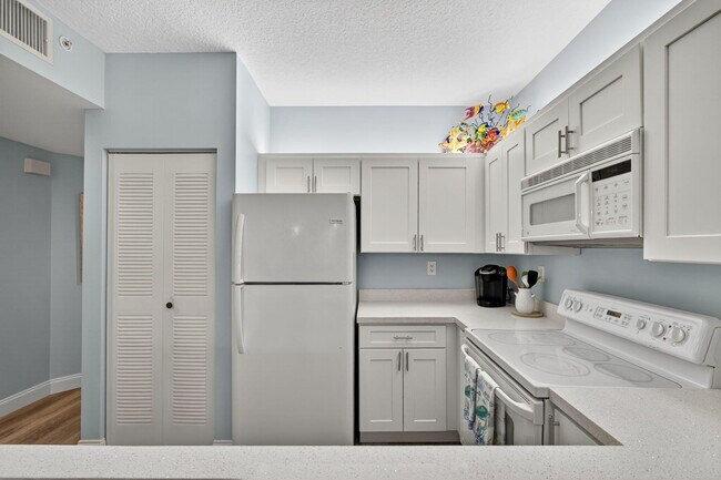 Building Photo - 500 Uno Lago Dr