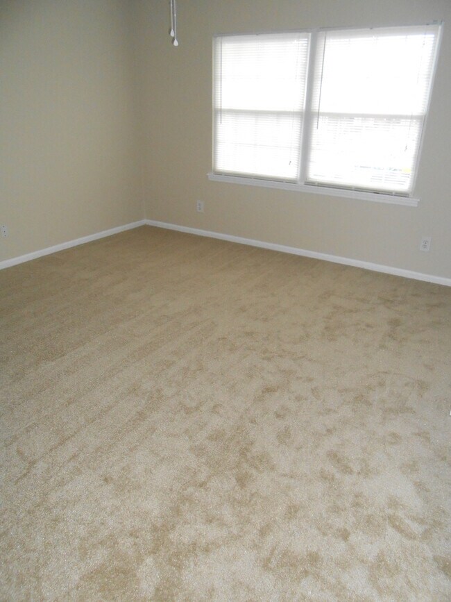 Building Photo - 3 Bedroom Townhome Close to Guilford College