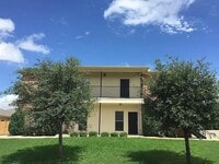 Building Photo - 2208 Breezy Dr