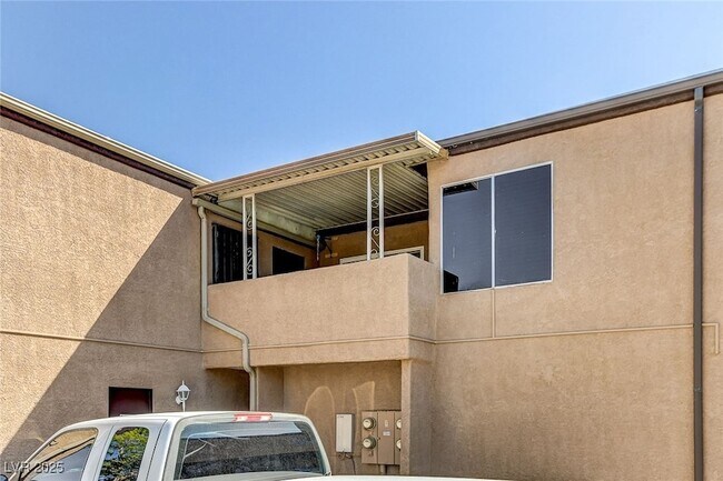 Building Photo - 1544 Hialeah Dr
