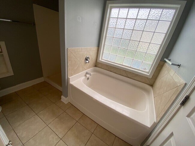 Building Photo - Welcome to this stunning 3-bedroom, 2-bathroom home located in Courntey Pines