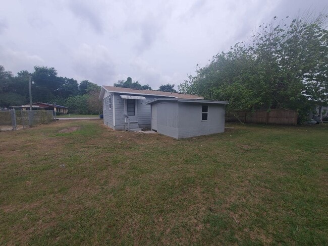 Building Photo - 3/1 Cute cozy single-family home! Apply for FREE This Holiday Season!