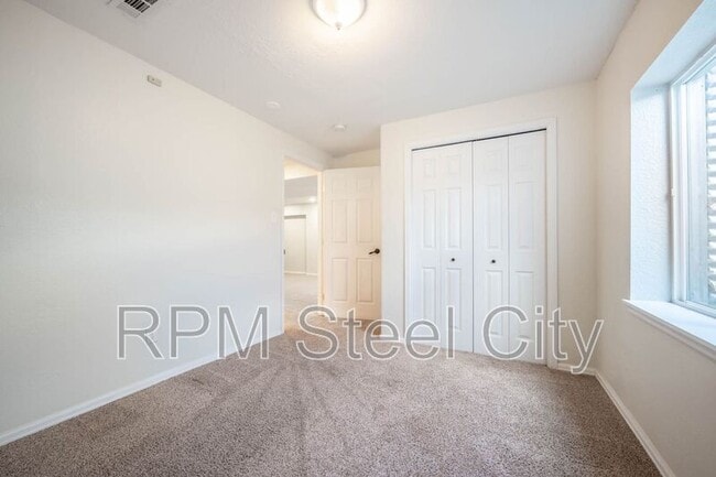 Building Photo - 265 N Paramount Ln