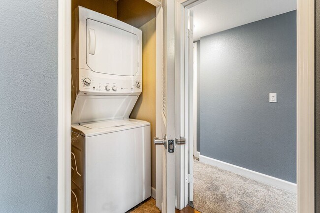 Building Photo - Beautiful & spacious 2 bedroom end unit condo in coastal Oceanside