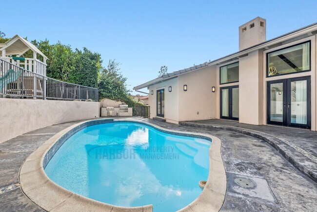 Building Photo - Palos Verdes Estates luxury home is now av...