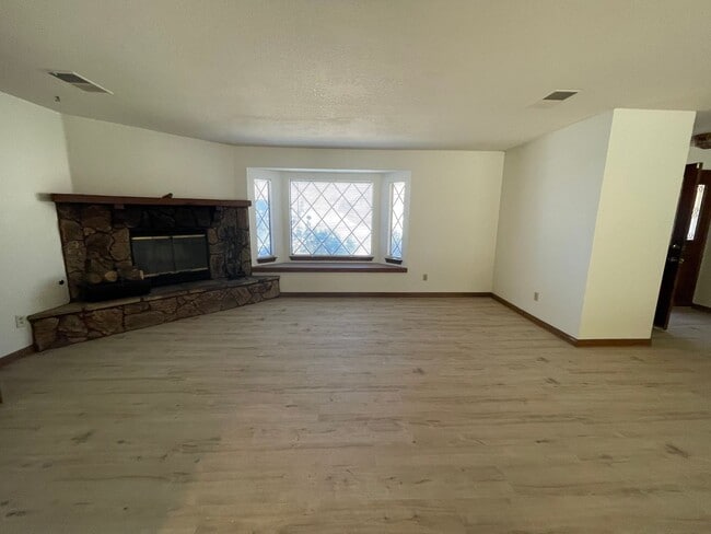 Building Photo - Golf Course- On The Mesa 3 Bedrooms, 2 Bathrooms, New Paint,