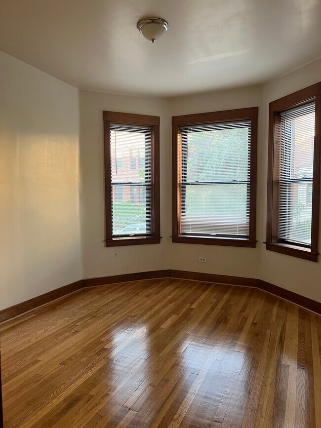 Living room - 3840 N Wilton Ave