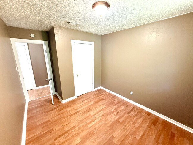 Building Photo - AVAILABLE NOW! 2 Bedroom / 1 Bath Duplex Near Brooks City Base!