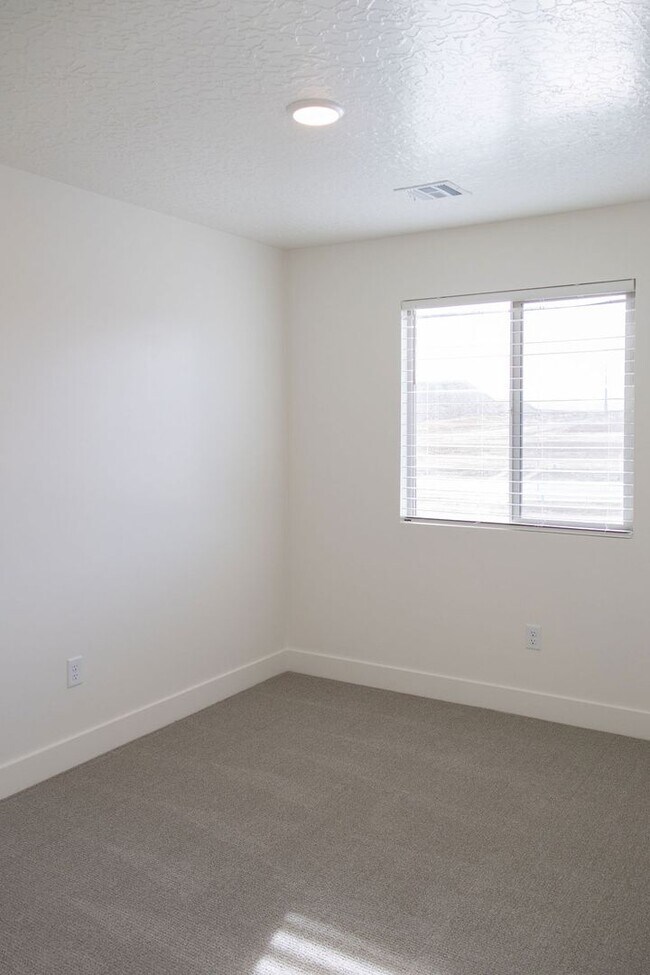 Building Photo - Spacious 4-Bed Home in Sage Canyon