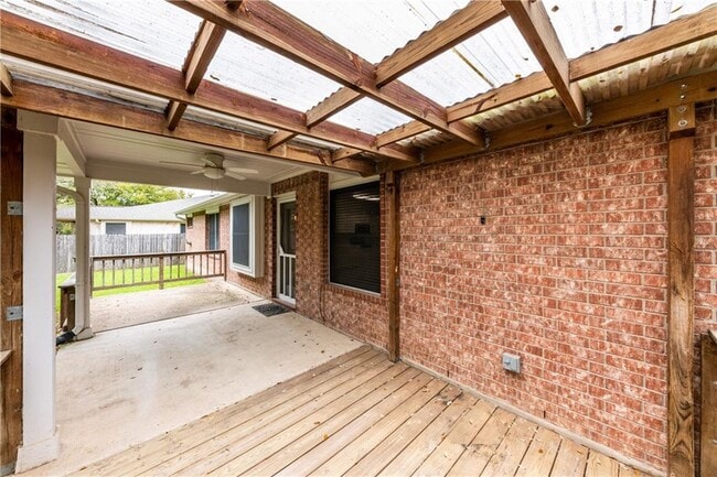 Building Photo - 1018 Balanced Rock Pl