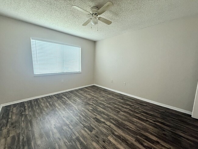 Building Photo - 2 bed 1 bath condo close to IMG