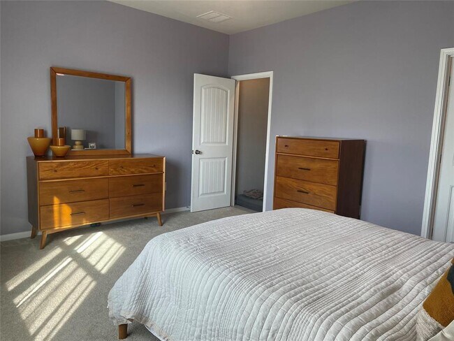 Building Photo - 2025 Langdale Ln