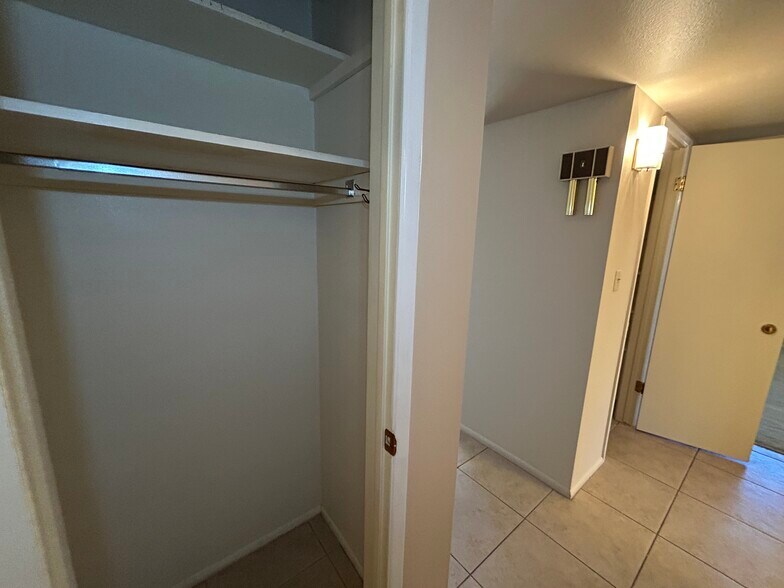 Building Photo - 10615 W Cheryl Dr