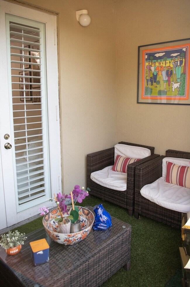 Building Photo - 1203 Town Center Dr