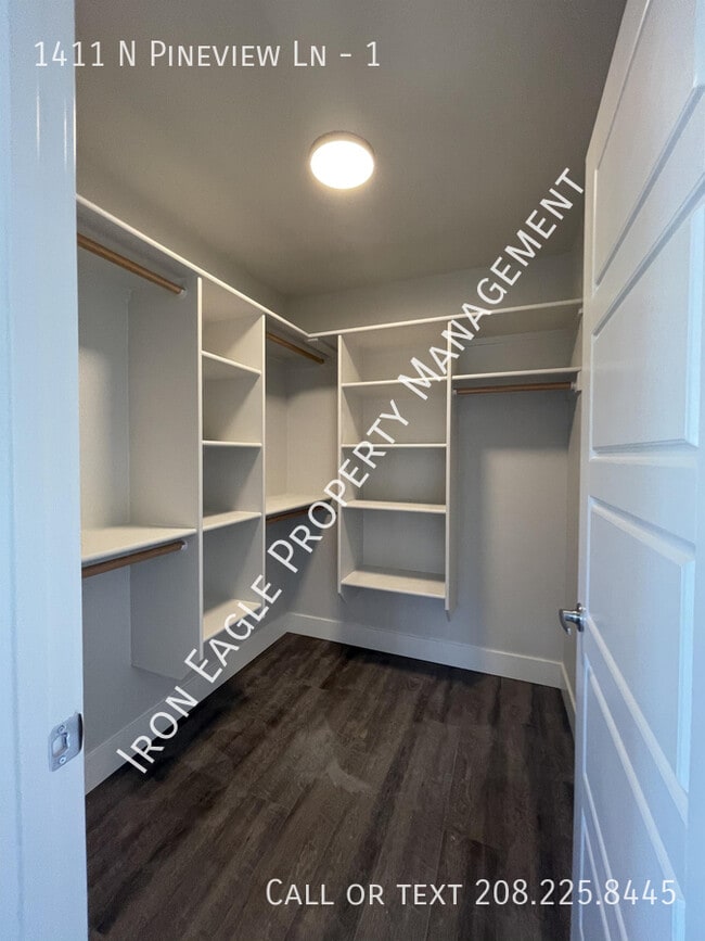 Building Photo - 1411 N Pineview Ln