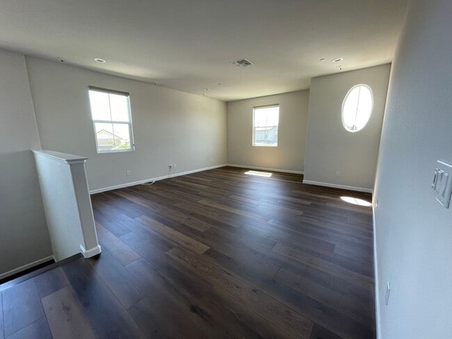 Building Photo - 427 Avignon Way