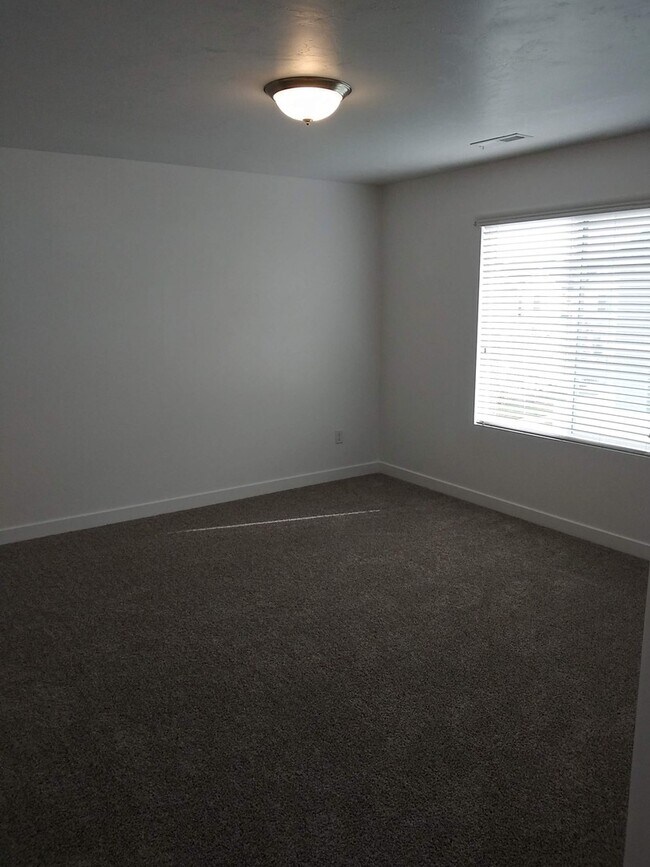 Building Photo - STUNNING 3 bed 2.5 bath Pet Friendly town ...