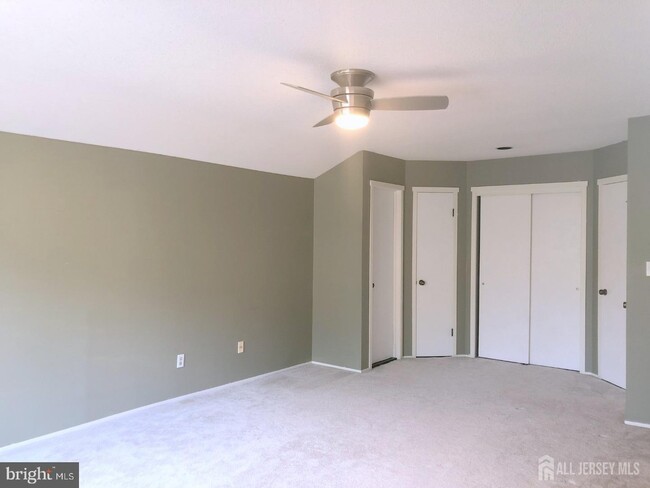 Building Photo - 92 Sayre Dr
