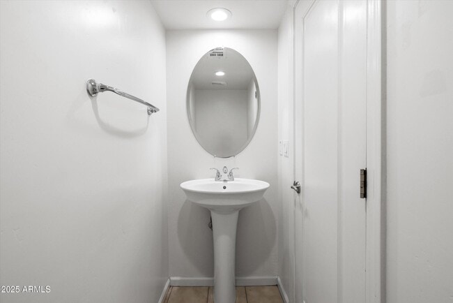 Building Photo - 505 W 6th St