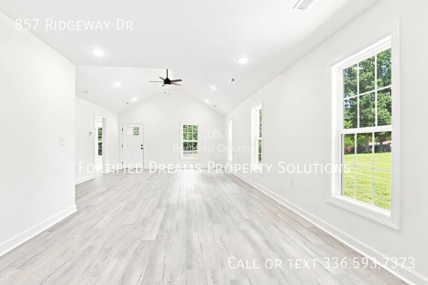 Building Photo - 857 Ridgeway Dr