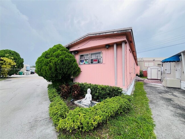 Building Photo - 8181 8181 Northwest South River Dr