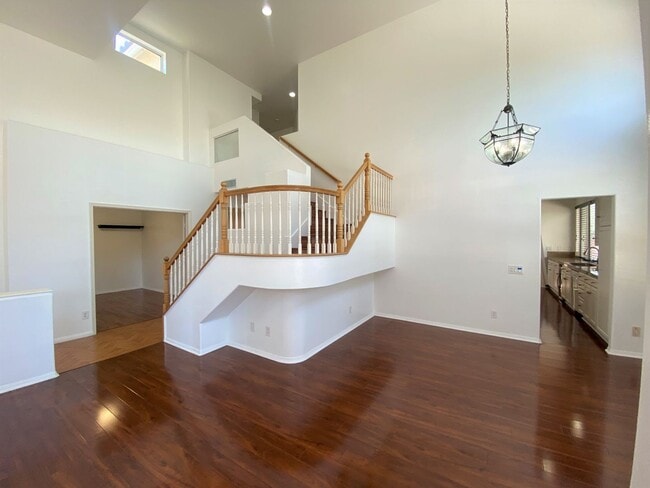 Building Photo - Spectacular 4 bd. 3 bath home in prime Dis...