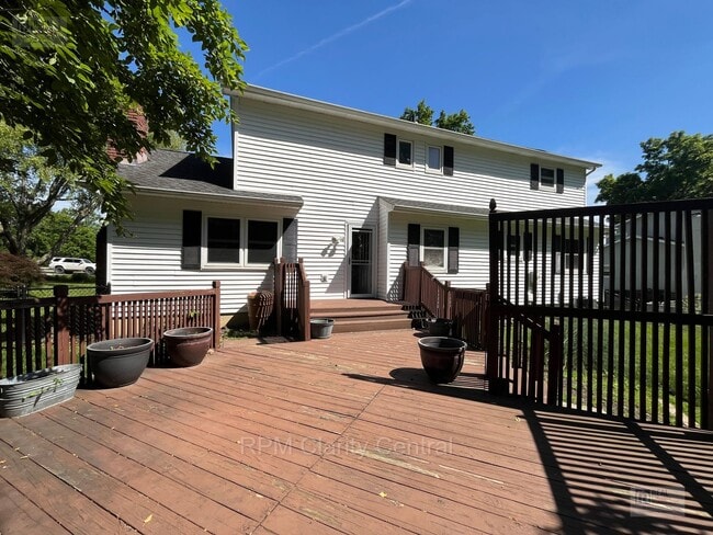 Building Photo - Updated Gahanna Home with Finished Basement & Fenced Yard