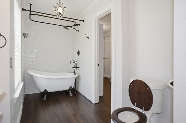 Building Photo - 3223 S Briar Knoll Dr