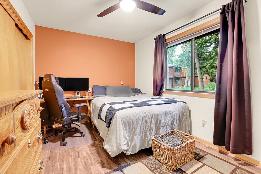Bedroom/ Office - 30273 Conifer Rd