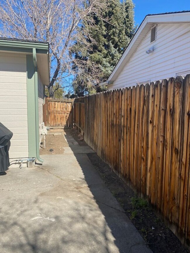 Building Photo - Sweet 4 bd, 2 bath, 2+car garage near MidTown