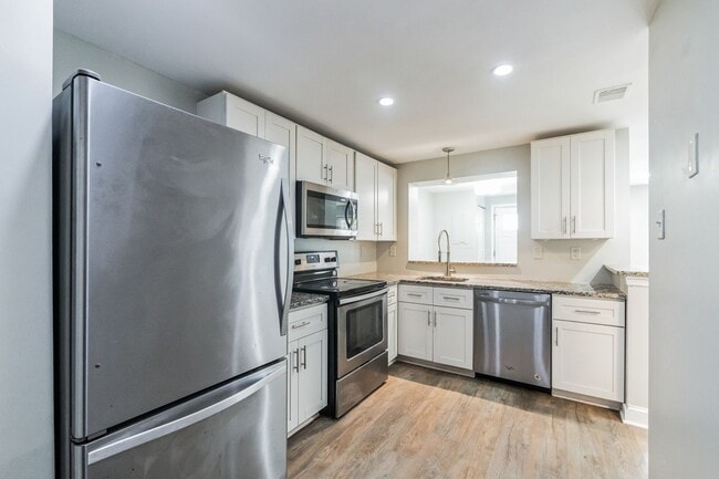 Building Photo - 3 bedroom 2.5 bathroom townhome for rent