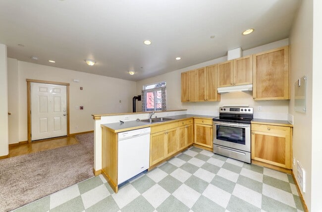 Building Photo - August Rent 50% Off  - Courtyards Condominium unit in Town