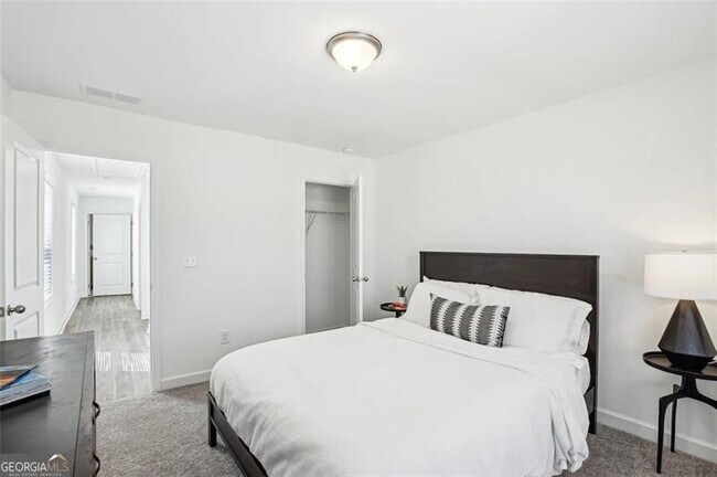 Building Photo - 5057 Woodland Hls
